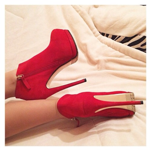 Repost from @tatiana_fox1 #heels #shoes #legs #hot #red #instacool #instagood #iphoneonly #pretty #p