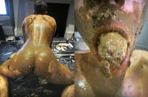 hunterpig: boyhungryforshit2: parisiangayperv: top nice Just a little dirty Hungry pig