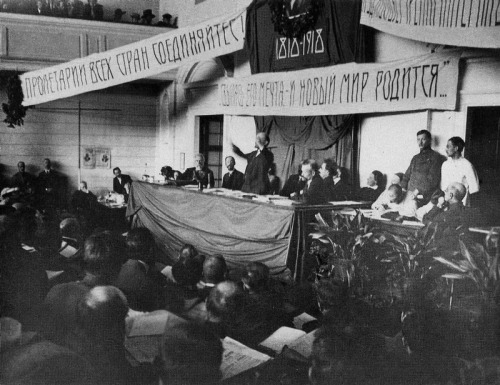 fuldagap:Lenin delivering a speech at the first All-Russian Congress on education, 1918.