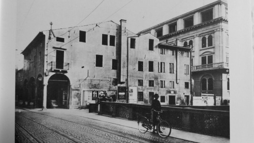 Padova Le case antistanti Palazzo Santo Stefano prima della loro demolizione, in primo piano Ponte San Lorenzo prima del tombinamento del Naviglio.