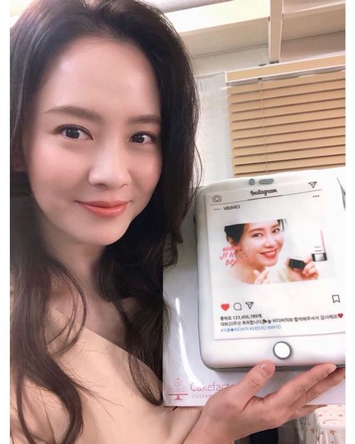 Song Ji-Hyo IG Update | 19022021매번 감동 주시는 비디비치 여러분들!!⠀귀염 뽀짝 선물에 행복했습니다아⠀