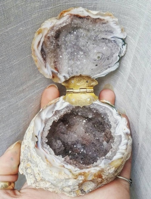 sosuperawesome:Crystal Geode Ring BoxesNaked Gem Studios on EtsySee our #Etsy or #Crystals tags