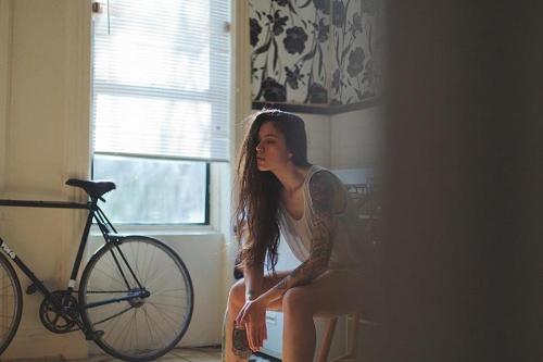 sexycyclists: Babe chills by bike.