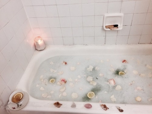 la-petitefille:a goddess soak for the closing of summer - lemon slices, pink roses, a green tea bath