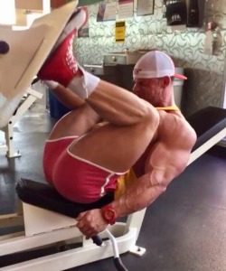 masculine-man-meat:  Ohhhh, someones flexible
