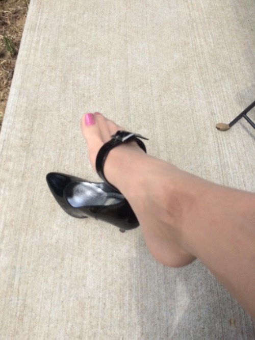 samanthanylons: Ready to serve Loving the painted Toes through your tights&hellip;.Very feminine