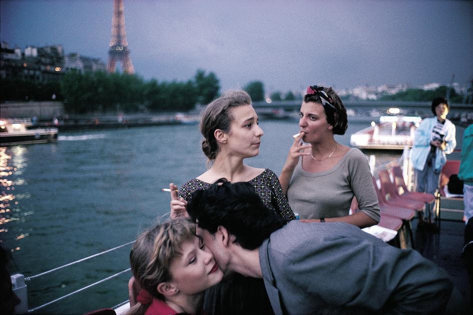 macrotone:  David Alan Harvey-Teenagers On A Boat On the Seine 1988 