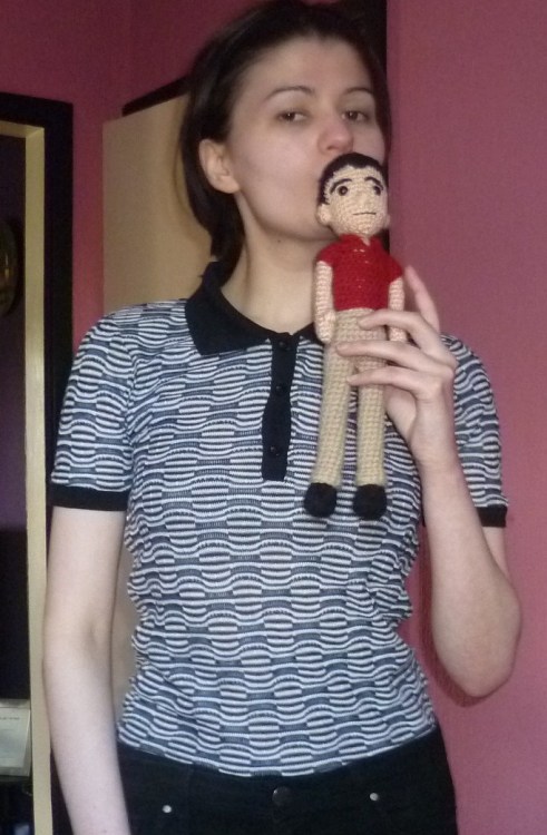 whereisthetown:  yellowlacostepoloshirt:  It’s my birthday and here I am with this really cute present, a mini David Byrne! He even has a sticky out booty! Aww…  Looks like David and Pat Smear had a child… 