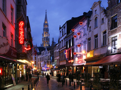 Night scene in the old town of Brussels, Belgium (by david.bank).