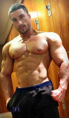 desbeauxmales:  Du bon gros pec …. je kiffe 