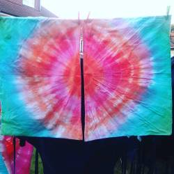 Our DIY tie dye pt 2. Matching pillow cases 🌞🌞🌞  #bedding