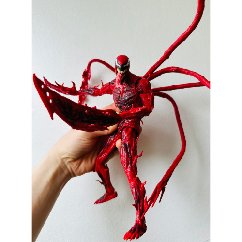 Dan from the Marvel Legends team showing off the size of that Carnage in hand.
DATES: Just in case you freak out, the EE ship date says December 2024 but a mistake, Amazon showing the 1st July 2024 as does BBTS.
🔗 LINKS IN INSTA BIO LINKTREE (...