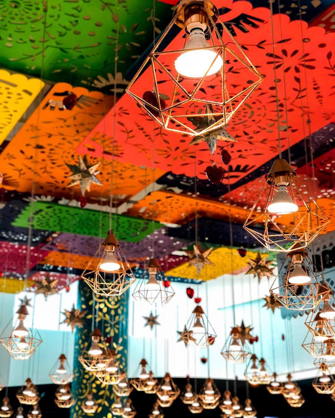 Traditional art makes my heart skip a beat ❤️ This modern take on Mexican #banderolas hangs from the ceiling above a souvenir shop in Terminal 4 at the airport in Cancún. It serves as either a preview of Mexico’s ubiquitous aesthetic or a bittersweet...