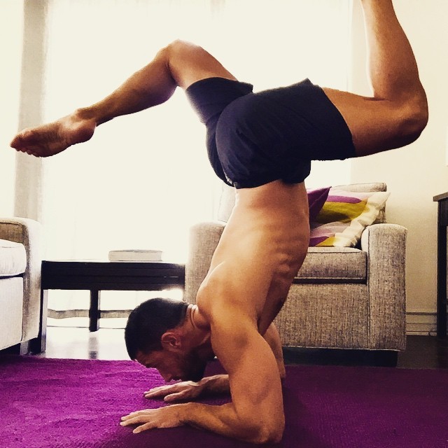 musclehank:  brandonkneefel:  #balance #forearmstand #inversion #scorpionpose #yoga