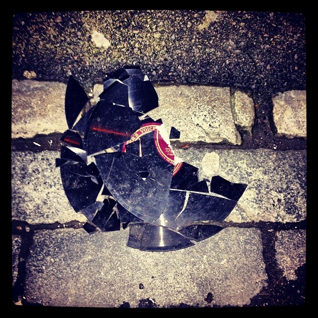 champcaris:  #broken #record #vinyl