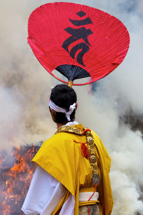 thekimonogallery: ‘A young yamabushi fans the fire. Yamabushi are members of the ancient Japanese re