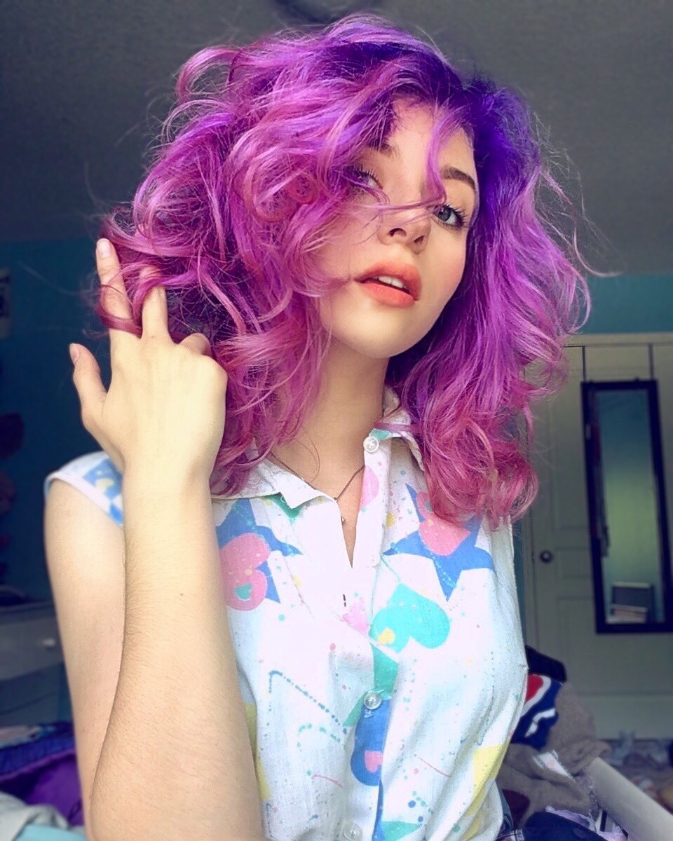 zixxie:  awkwardlyvanilla:  she changed her hair.. she didn’t even make a big deal