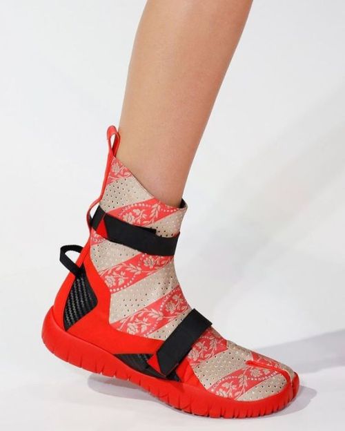 marij-94791199:  John Galliano for Maison Margiela SS 2017 Defile collection,details. Fashion E