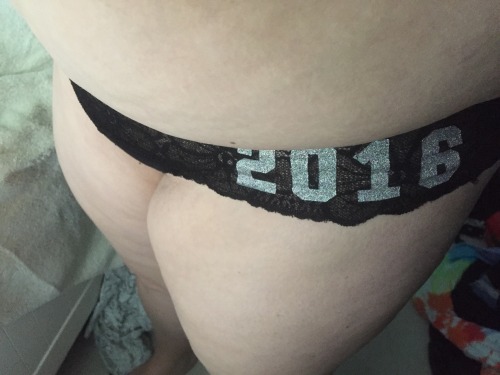 kinkygirl4321:  Happy early new year!!! Ringing in the new year with booty 😉😉😉💜💜
