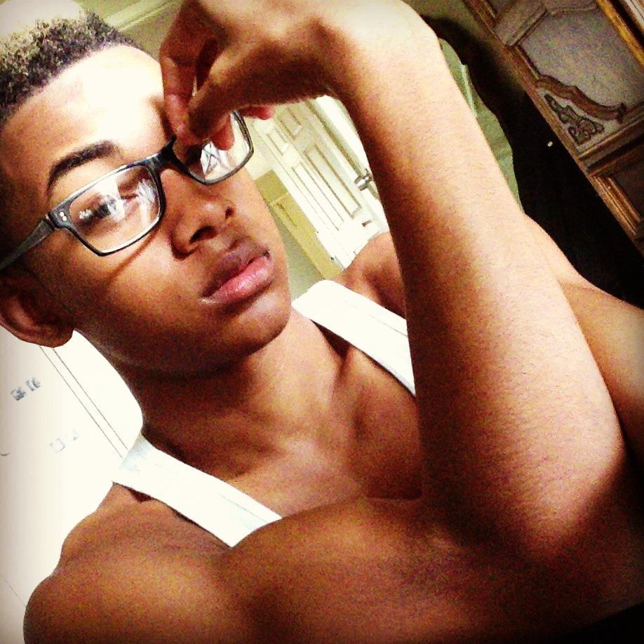 sexyblackboys4u2:  sexy Avion 