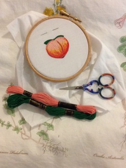 phoneywallflower:  embroidered peach emoji