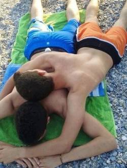twoboysarebetter:keep-calm-and-love-gays:Sunbathing &lt;3   Just be yourself!