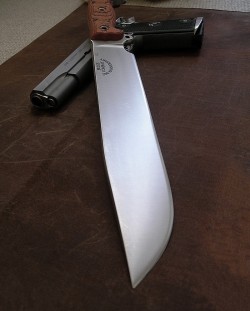 gunsknivesgear:  The Knife and the Gun. I’ve never known someone who liked one and didn’t like the other.  