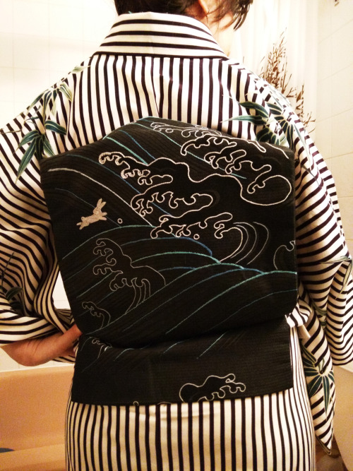 sarcasm-hime: Outfit for taiko performance with one of my fave hitoe kimono. Nami-usagi obi embroide