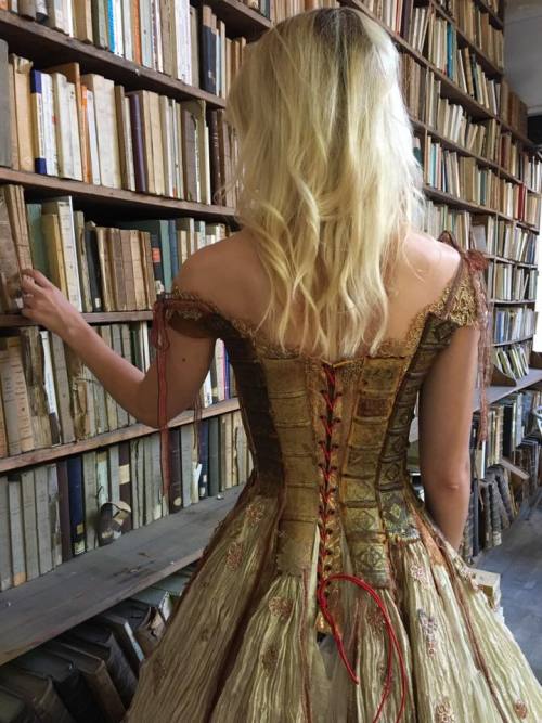 beelikesbooks: deadheadingcrew: steampunktendencies: Amazing dress by french creator Sylvie Facon&nb
