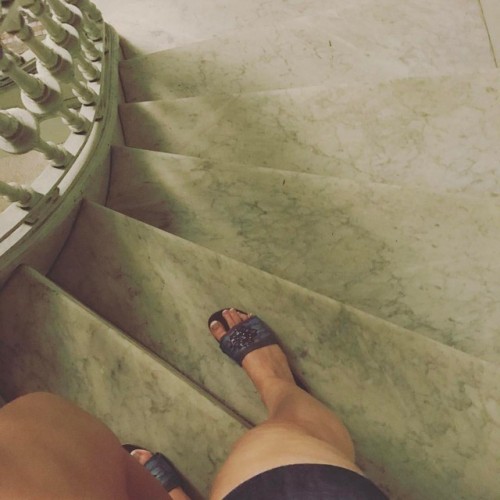 Throwback from my #archqueeninnyc trip  #tallgirlsdoitbetter #instalongtoes #barefoot #size12 #succu