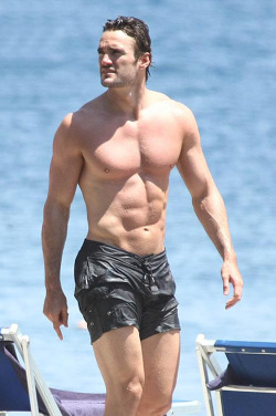 shirtlessmalecelebs:  Thom Evans