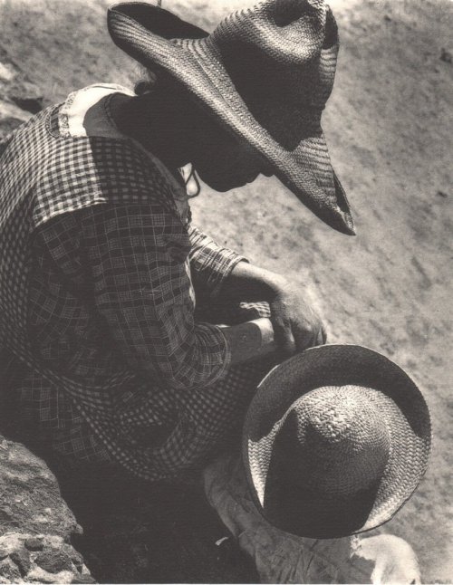 adanvc:  Tomando el Sol. Teotihuacán. México. 1930s. by Anton Bruehl 