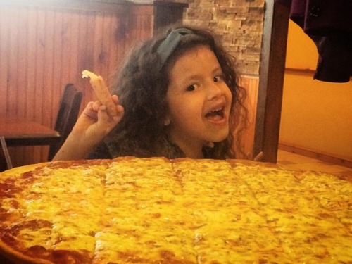 Pizza for days #pizza #kids #happy #sundayfunday #foodporn #familyday (at Maciano’s Pizza &