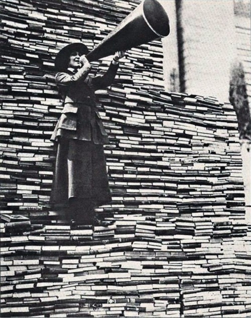 Une femme demande que plus de livres soient donnés à la bibliothèque publique de New York sur la Cinquième Avenue, 1910.