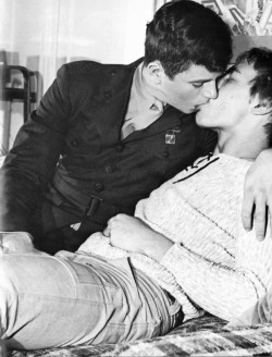 garters-and-guns:  A gay couple kissing.