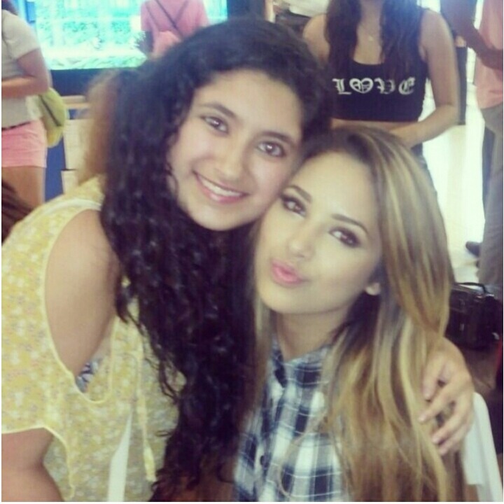 mizzjasminevillegasnewz:  Jasmine v with a fan