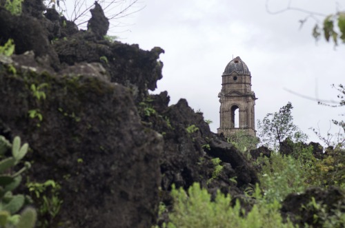 Volcanic lava and Mexican church | San Juan Parangaricutiro, Michoacán, MéxicoPho