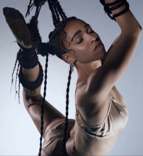 brujitanegra:  FKA twigs - Pendulum 