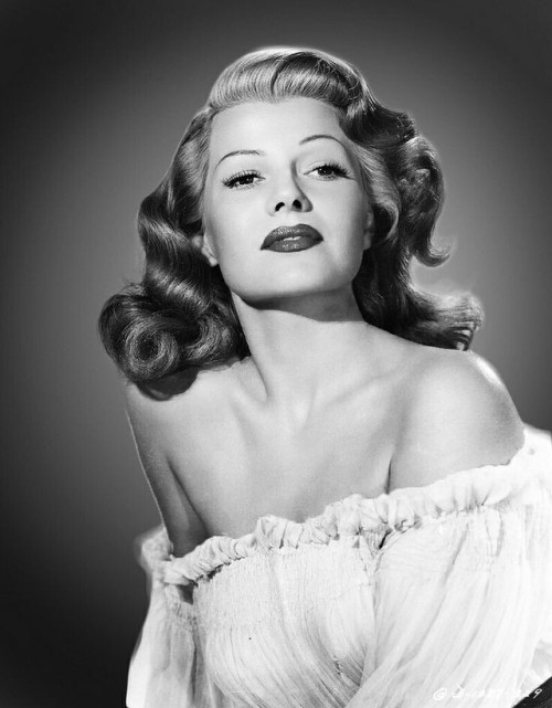 classic-hollywood-glam:Rita Hayworth