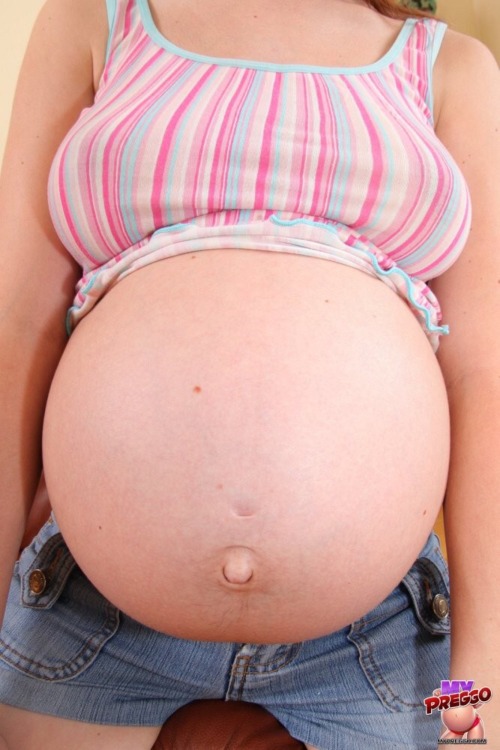 cimarron11021970:  God I love the close up shots of her belly!
