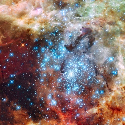 irakalan:STUNNING PHOTOS FROM SPACE: CAPTURED BY THE HUBBLE Pretty unbelievable photos of a vast and expansive universe, where our solar system is just a tiny speck in the middle of everything. the Hubble website Spitzer and Hubble Create Colorful Masterp