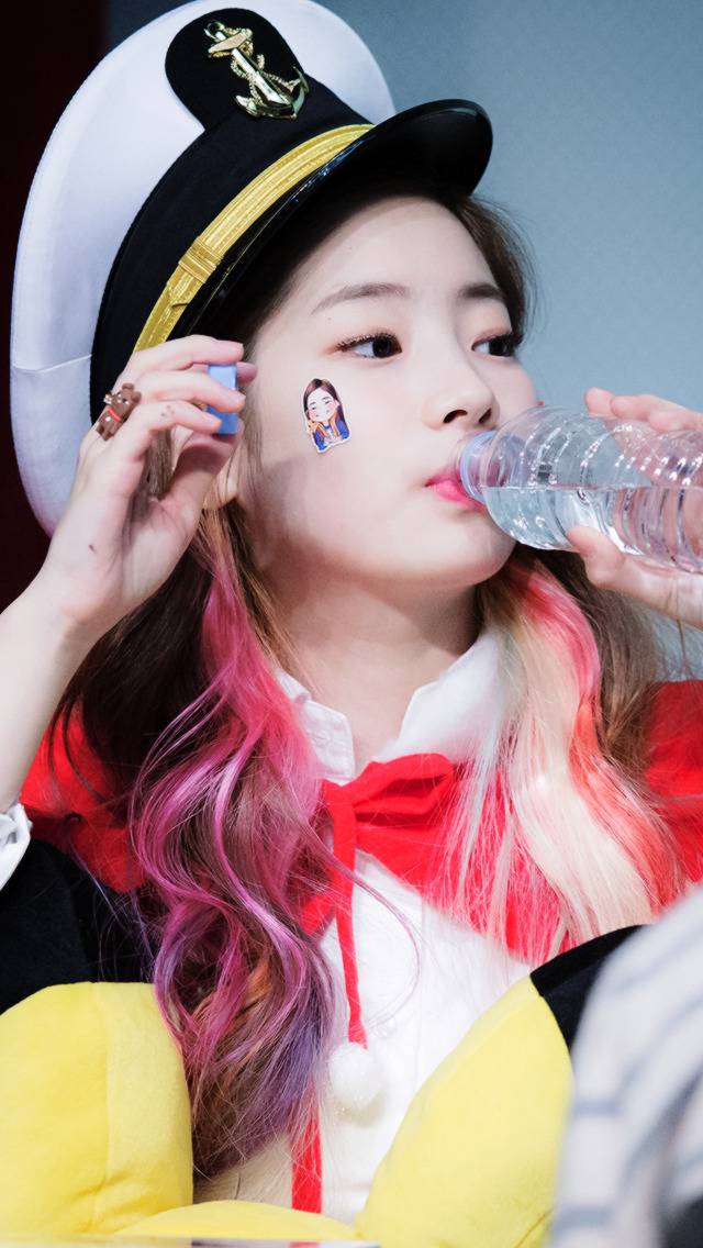 seoulicons:  dahyun wallpapers/lockscreens© to @itsyulsic &amp; like or reblog