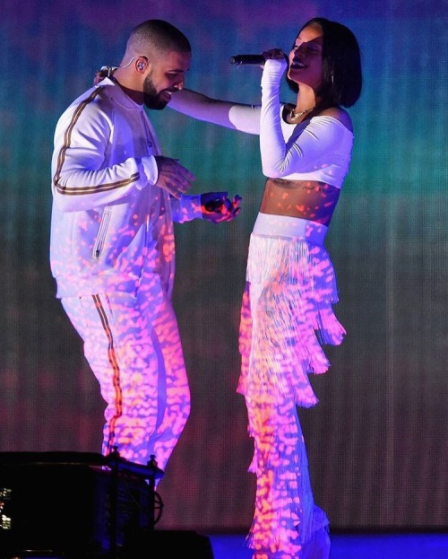 Rihanna & Drake Perform “Work”-2016 Brit Awards 1966mag.com