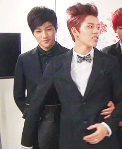 chandoo:  myungsoo clutching onto dongwoo’s waist ≧◡≦ 