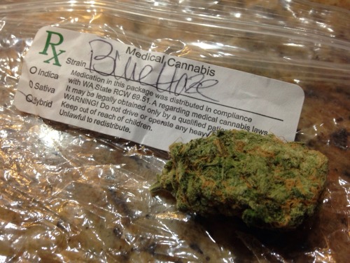 Pic doesn’t do it justice.. Buuuuut here’s a sample of this sweet strand called Blue Haze that I’m enjoying right meow! 🔥🍀😙💨