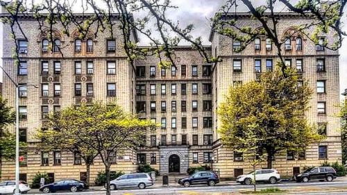 An apartment house on the #Grand_Concourse, #the_Bronx. https://www.instagram.com/p/CeFQgEXMt1J/?igs