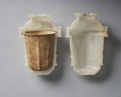 mia7437:katy-l-wood:itscolossal:Gourds Grown in Vessel-Shaped Molds Become Reusable Cups and FlasksO