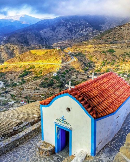 Chapel of Saint Barbara, built in 1720, in Ólympos, Kárpathos island, Greece. Photo by Κωνσταντίνος 