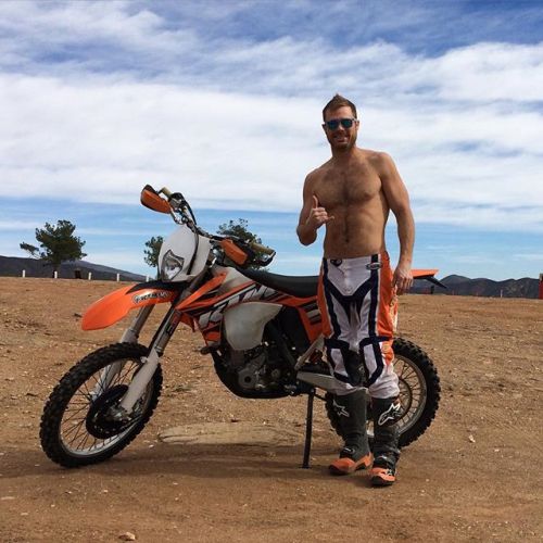 traveladdict227:  George Stults; furry friend, nice ass, rockin’ body