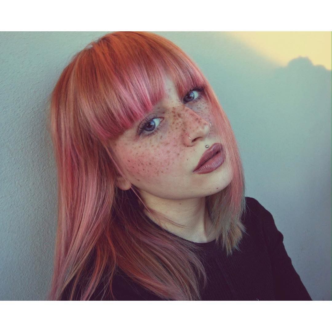 dropdeadlovelyreds:  From noemiatzeni_ on Instagram